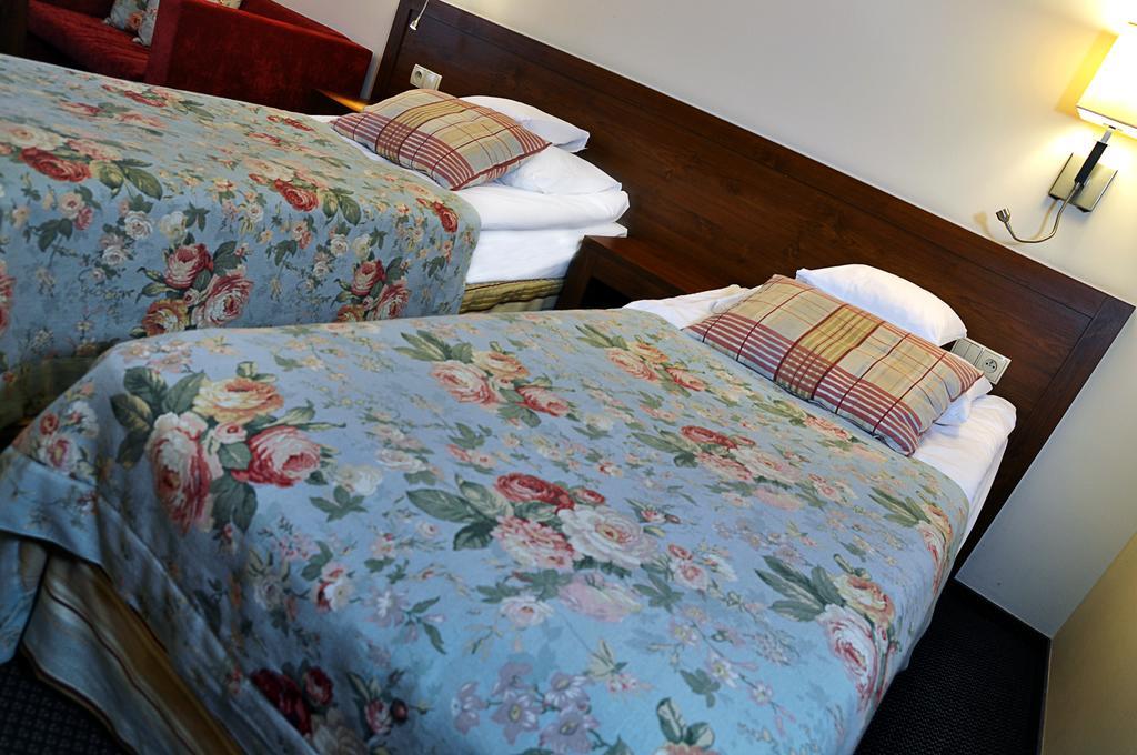 Ahotel Czechowice-Dziedzice Zimmer foto